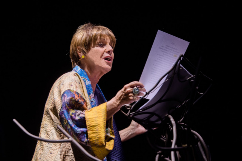 Lella Costa inaugura la stagione al Teatro Sociale